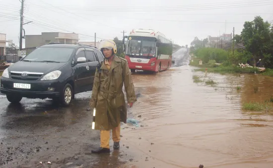 Lâm Đồng: QL20 biến thành sông suốt 10 ngày, xe nối đuôi gần 5km