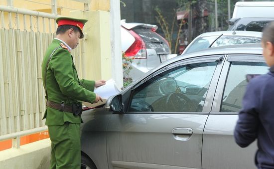 Mua bán trái phép giấy ra vào cơ quan, phù hiệu có thể bị phạt tù