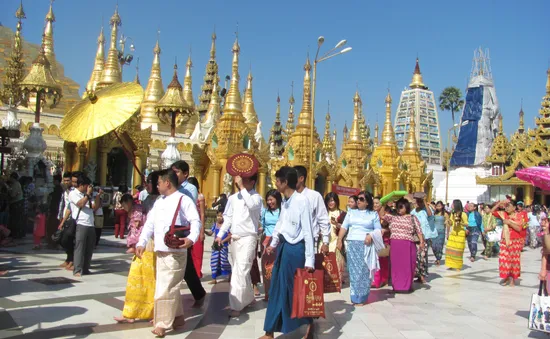 Lễ Tắm Phật và nghi lễ cầu may mắn tại các chùa ở Myanmar