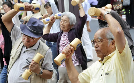 Hàng trăm cụ già tham gia phong trào người cao tuổi tập thể dục ở Tokyo, Nhật Bản