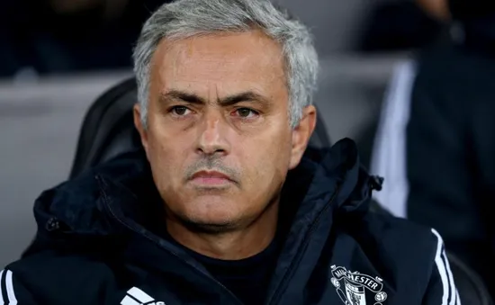 Mourinho thoát án phạt dù "mắng" trọng tài