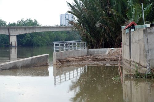 TP.HCM: Bờ kè sắp nghiệm thu bị đổ sập