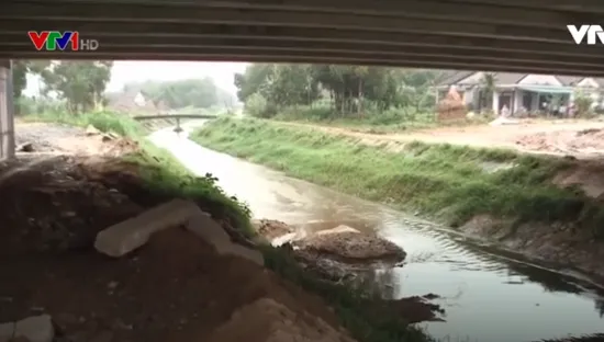 Đất đá từ đường cao tốc Đà Nẵng - Quảng Ngãi sạt xuống, kênh thủy lợi bị xé toạc nhiều đoạn