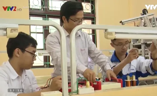 Học sinh lớp 12 chế tạo xe lăn điều khiển bằng cử chỉ của đầu cho người khuyết tật