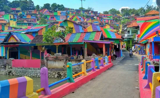 Ngôi làng màu mè ấn tượng trở thành điểm "sống ảo" mới ở Indonesia