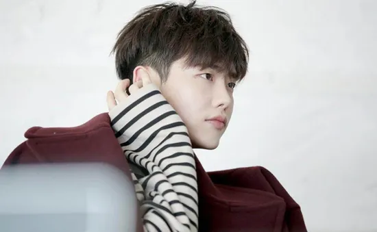 Lee Jong Suk cán mốc 10 triệu lượt theo dõi trên Instagram