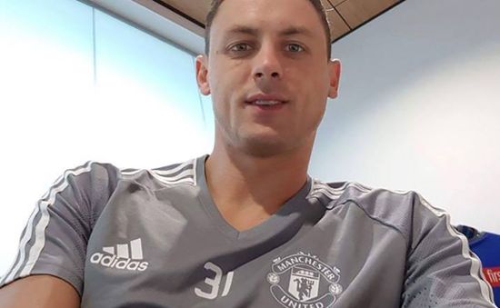 Công khai tỏ tình, Matic mặc áo Man Utd