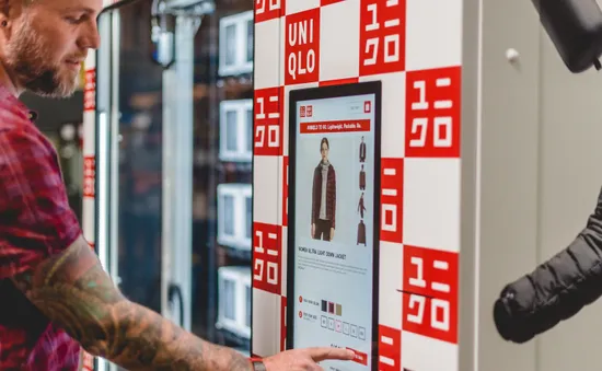 Uniqlo ra mắt máy bán áo tự động ở sân bay