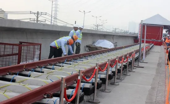 TP.HCM ứng vốn đảm bảo tiến độ lắp đường ray tuyến metro số 1