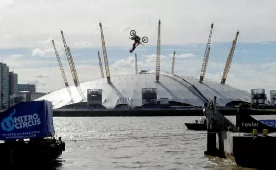 Biểu diễn mô tô mạo hiểm bay qua hai sà lan trên sông Thames, Anh