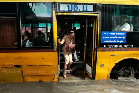 Nhiều khu vực ở Bangkok (Thái Lan) chìm trong biển nước