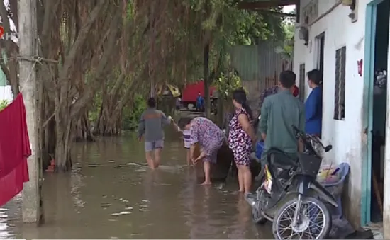 Người dân TP.HCM thức trắng đêm vì nhà bị ngập cả mét