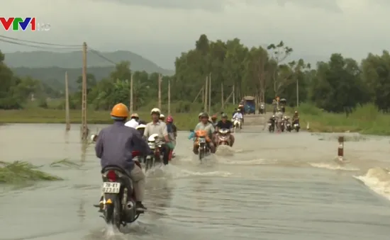 Đảm bảo an toàn giao thông tại các điểm ngập lụt ở Phú Yên