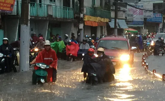 Mưa “siêu” lớn ở TP.HCM, người dân lội nước trên đường phố ngập nặng