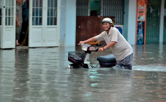 “Ngốn” 160 tỷ đồng chống ngập, đường Nguyễn Văn Quá vẫn… thành sông