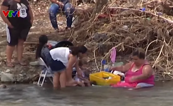 Người dân Puerto Rico tắm giặt ngoài sông vì các dịch vụ chưa hoạt động trở lại sau bão