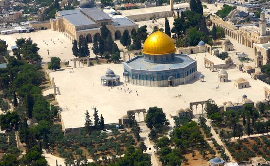 Người Hồi giáo trở lại cầu nguyện ở đền Al-Aqsa sau 2 tuần “tẩy chay”