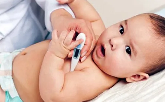 Chườm mát đúng cách cho trẻ khi sốt cao