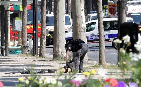 Pháp: Đối tượng đâm xe ở đại lộ Champs Elysees thuộc diện theo dõi