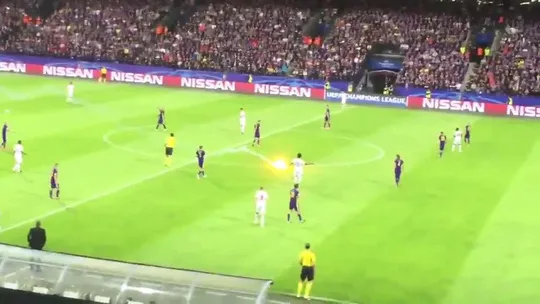 Fan Spartak Moscow bắn pháo sáng suýt trúng trọng tài