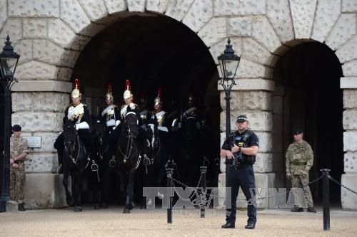 Cảnh sát khám xét một căn nhà gần London sau vụ nổ bom tàu điện ngầm