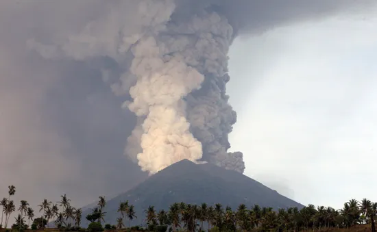 Indonesia kéo dài lệnh đóng cửa sân bay trước nguy cơ núi lửa Agung phun trào