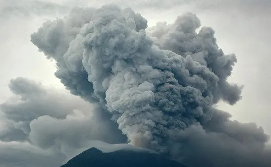 Người dân Indonesia từ chối sơ tán trước nguy cơ núi lửa