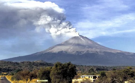 Núi lửa tại Mexico phun khói và tro