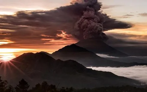 Lo ngại bụi núi lửa, Indonesia tiếp tục đóng cửa sân bay Bali