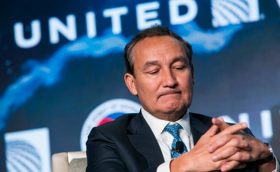 CEO United Airlines xin lỗi trước quốc hội Mỹ vì vụ kéo lê hành khách