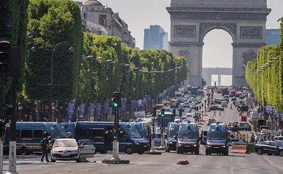 Thủ phạm đâm xe ở Champs Elysees thề trung thành với IS