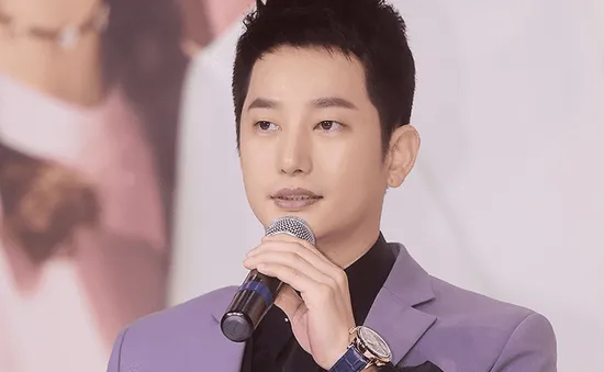 Park Shi Hoo cúi đầu xin lỗi vì scandal cưỡng dâm tai tiếng