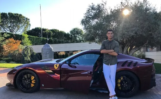 Tay chơi Ronaldo tậu thêm siêu xe Ferrari đắt giá