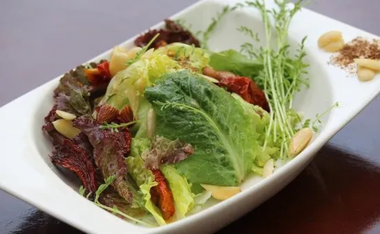 Ăn salad hàng ngày có thể giúp làm chậm lão hóa não