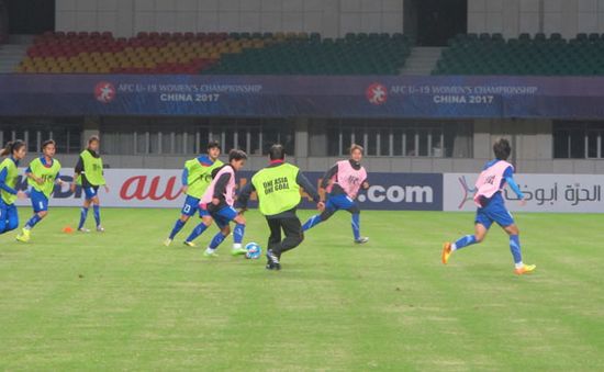 ẢNH: ĐT U19 nữ Việt Nam làm quen sân thi đấu Jiangning Sport Center tại VCK U19 châu Á 2017