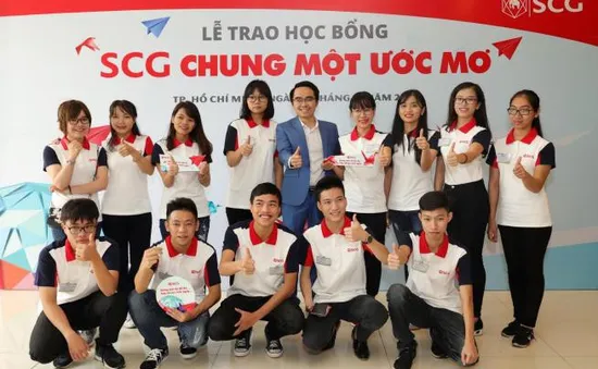 Trao học bổng cho 114 tân sinh viên xuất sắc năm 2017