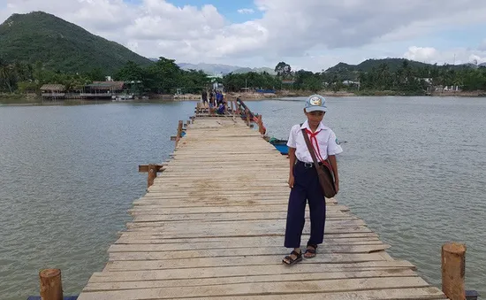 Đã có cầu gỗ cho học sinh ở Nha Trang qua sông đi học