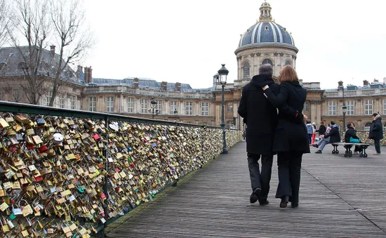 Paris bán khóa "tình yêu" lấy tiền làm từ thiện