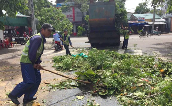 Nhiều khó khăn trong việc giải quyết rác thải tồn đọng sau bão số 12 tại Phú Yên