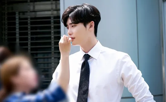 "Khi nàng say giấc" tiếp tục đánh gục fan bằng loạt ảnh đẹp long lanh của Lee Jong Suk