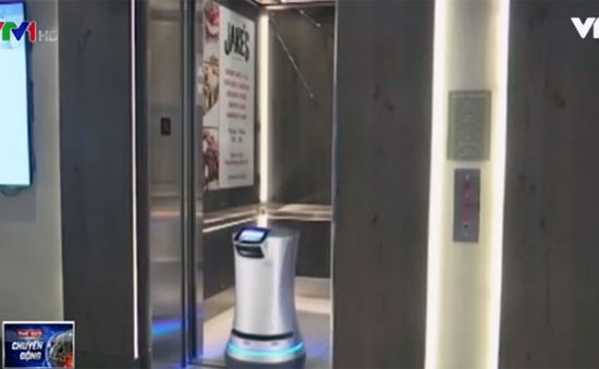 Thú vị "nhân viên" robot giao đồ tại khách sạn