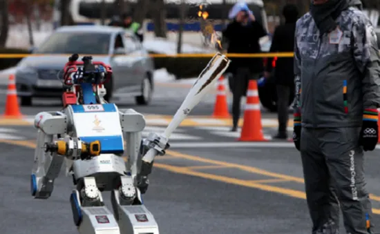 Robot lần đầu tiên tham gia rước đuốc tại Olympic