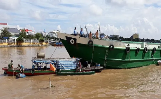 Sà lan mất lái tông chìm ghe trên sông Tiền