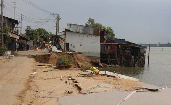 Người dân An Giang gặp khó do sạt lở