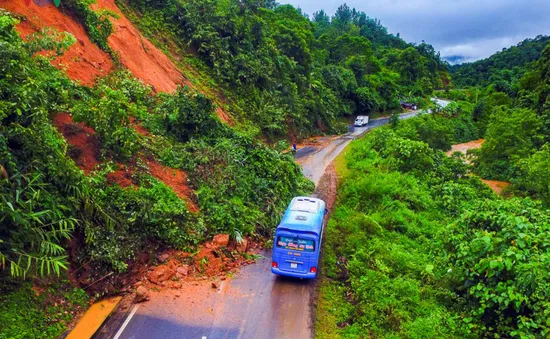 Điện Biên: Sạt lở gây ách tắc Quốc lộ 279