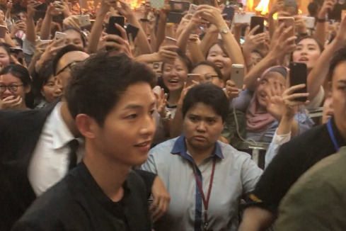 Song Joong Ki bị quây giữa "biển" fan ở Malaysia