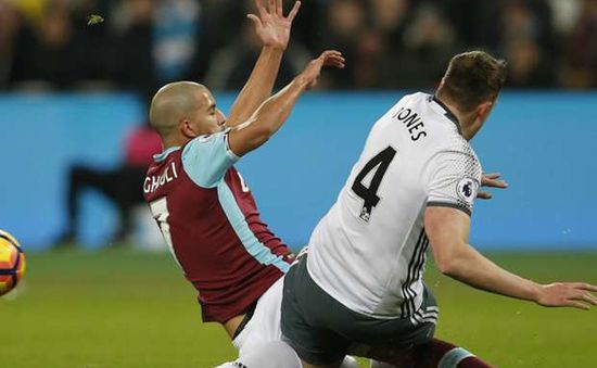 Dư âm trận West Ham - Man Utd: "Mike Dean đã sai!"