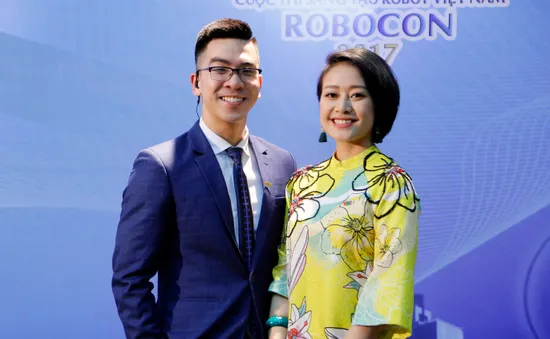 MC Phí Linh đẹp rạng ngời tại vòng loại Robocon Việt Nam 2017