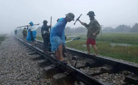 Bão số 12: Hàng nghìn hành khách mắc kẹt vì tàu ngưng tuyến