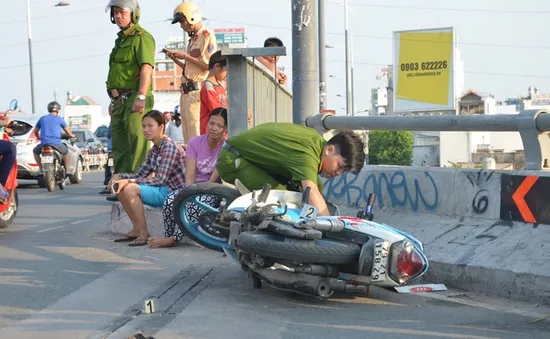 TP.HCM: Hai thanh niên tông thành cầu, văng xuống kênh Tàu Hủ